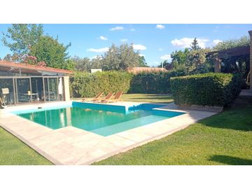 Venta-Hermosa Casa-Pileta-Jardín-Chacras de Coria-1000m2