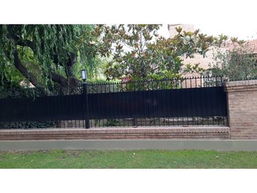 Venta-Hermosa Casa-Pileta-Jardín-Chacras de Coria-1000m2