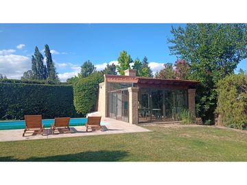 Venta-Hermosa Casa-Pileta-Jardín-Chacras de Coria-1000m2