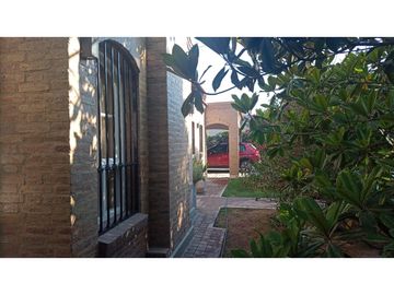 Venta-Hermosa Casa-Pileta-Jardín-Chacras de Coria-1000m2