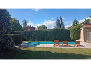 Venta-Hermosa Casa-Pileta-Jardín-Chacras de Coria-1000m2