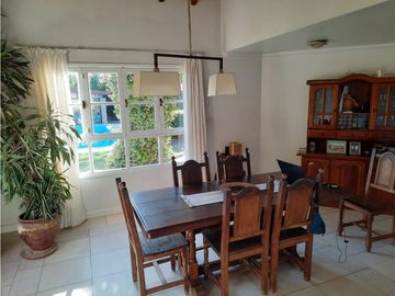 Venta-Hermosa Casa-Pileta-Jardín-Chacras de Coria-1000m2