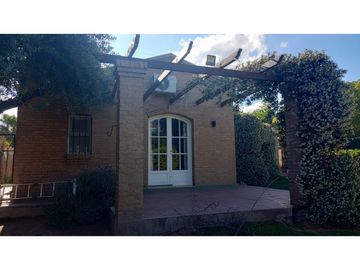 Venta-Hermosa Casa-Pileta-Jardín-Chacras de Coria-1000m2