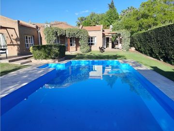 Venta-Hermosa Casa-Pileta-Jardín-Chacras de Coria-1000m2