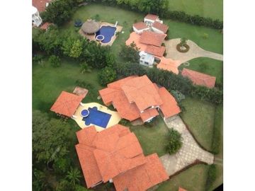 VENDO AMPLIA PROPIEDAD CON 2 CASAS EN PUNTA BARCO $725.000!!!