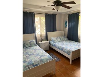 VENDO AMPLIA PROPIEDAD CON 2 CASAS EN PUNTA BARCO $725.000!!!