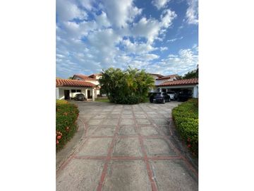 VENDO AMPLIA PROPIEDAD CON 2 CASAS EN PUNTA BARCO $725.000!!!