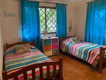 VENDO AMPLIA PROPIEDAD CON 2 CASAS EN PUNTA BARCO $725.000!!!