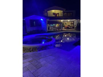 VENDO AMPLIA PROPIEDAD CON 2 CASAS EN PUNTA BARCO $725.000!!!