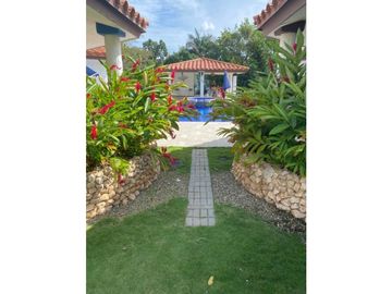 VENDO AMPLIA PROPIEDAD CON 2 CASAS EN PUNTA BARCO $725.000!!!