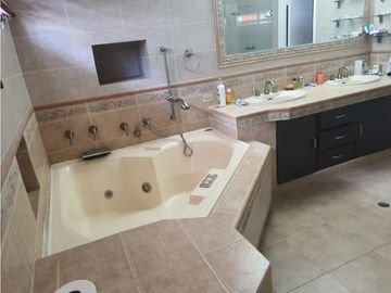 VENDO HERMOSA Y AMPLIA CASA EN LA ALAMEDA $475000!!!