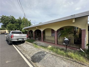 Se Vende Casa en Urbanizacion La Ermita, Las Tablas