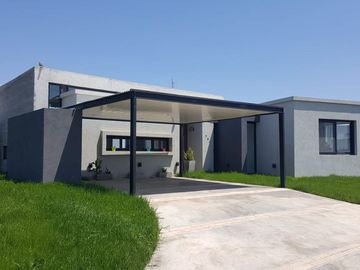 CASA MODERNA PISCINA VISTA LAGUNA VENTA GUERNICA