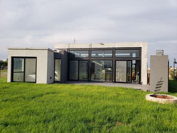 CASA MODERNA PISCINA VISTA LAGUNA VENTA GUERNICA