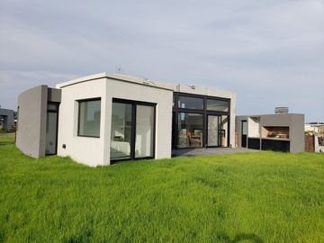 CASA MODERNA PISCINA VISTA LAGUNA VENTA GUERNICA