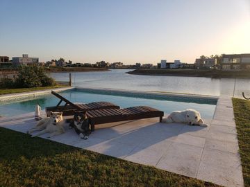 CASA MODERNA PISCINA VISTA LAGUNA VENTA GUERNICA