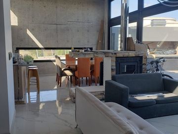 CASA MODERNA PISCINA VISTA LAGUNA VENTA GUERNICA