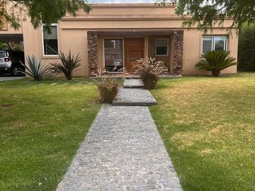VENTA CASA CON PILETA FINCAS DE IRAOLA BERAZATEGUI