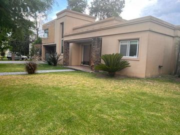VENTA CASA CON PILETA FINCAS DE IRAOLA BERAZATEGUI