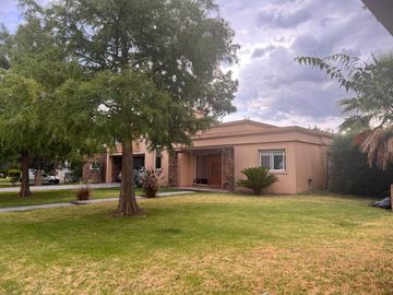 VENTA CASA CON PILETA FINCAS DE IRAOLA BERAZATEGUI