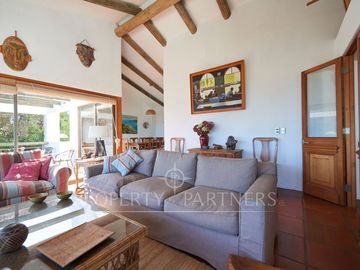 Espectacular vista en casa con departamento independiente en Marbella