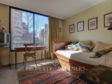 Elegante departamento en barrio El Golf, luminoso y cercano al metro Alcántara