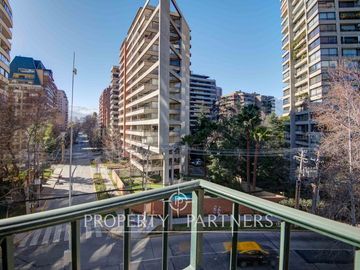 Elegante departamento en barrio El Golf, luminoso y cercano al metro Alcántara