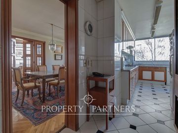 Elegante departamento en barrio El Golf, luminoso y cercano al metro Alcántara
