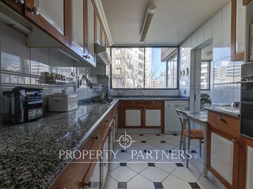 Elegante departamento en barrio El Golf, luminoso y cercano al metro Alcántara