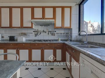 Elegante departamento en barrio El Golf, luminoso y cercano al metro Alcántara