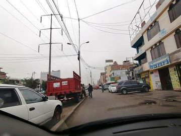 Casa de 3 pisos cerca al parque Cesar Vallejo en Los Olivos