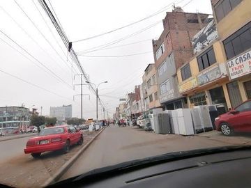 Casa de 3 pisos cerca al parque Cesar Vallejo en Los Olivos
