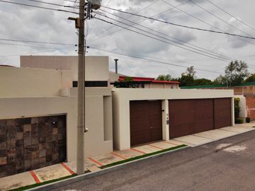 Casa Residencial en Venta, Fracc. Campestre Paraíso, zona Zavaleta, Puebla