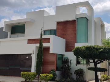Casa en Venta en Residencial Esmeralda Norte, Colima, Col.