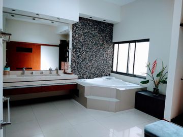 Casa en Venta en Residencial Esmeralda Norte, Colima, Col.