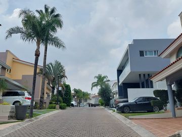 Se Vende Casa en Virreyes Residencial de cuatro habitaciones  dentro de Coto