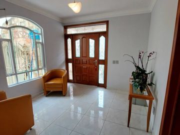 Se Vende Casa en Virreyes Residencial de cuatro habitaciones  dentro de Coto