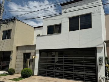 CASA EN VENTA EN COLINAS DE SAN JERÓNIMO