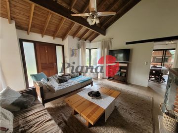 Casa en Venta - Zona Alamos - Calidad edilicia - Cercana al Golf