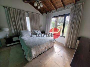 Casa en Venta - Zona Alamos - Calidad edilicia - Cercana al Golf