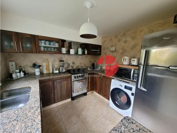 Casa en Venta - Zona Alamos - Calidad edilicia - Cercana al Golf