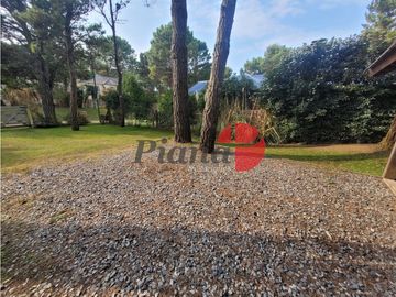 Casa en Venta - Zona Alamos - Calidad edilicia - Cercana al Golf