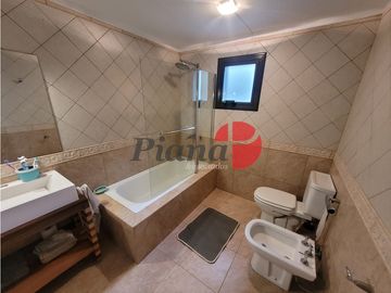 Casa en Venta - Zona Alamos - Calidad edilicia - Cercana al Golf