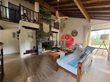 Casa en Venta - Zona Alamos - Calidad edilicia - Cercana al Golf