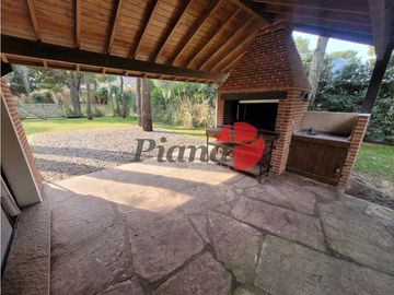 Casa en Venta - Zona Alamos - Calidad edilicia - Cercana al Golf