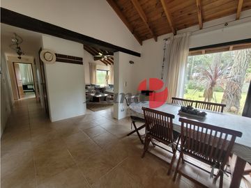 Casa en Venta - Zona Alamos - Calidad edilicia - Cercana al Golf