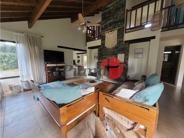 Casa en Venta - Zona Alamos - Calidad edilicia - Cercana al Golf
