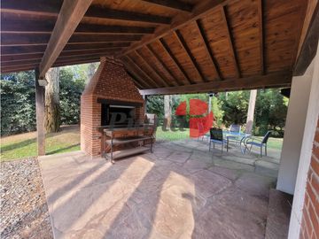 Casa en Venta - Zona Alamos - Calidad edilicia - Cercana al Golf