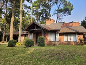 Casa en Venta - Zona Alamos - Calidad edilicia - Cercana al Golf