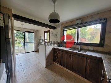 Casa en Venta - Zona Alamos - Calidad edilicia - Cercana al Golf